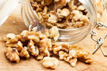 Nueces frutos secos sobre tabla de madera rústica. Vista de cerca y superior