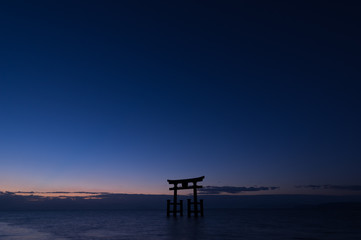 夜明け間近の白髭神社