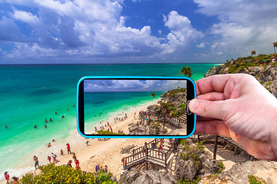 Making photos by smartphone of the beach in Tulum