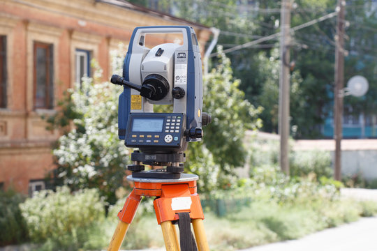 Tachymeter on tripod a theodolite for the rapid measurement of distances in surveying