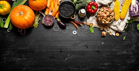 Photo sur Plexiglas Manger Alimentation biologique. Légumes frais aux champignons et haricots noirs.