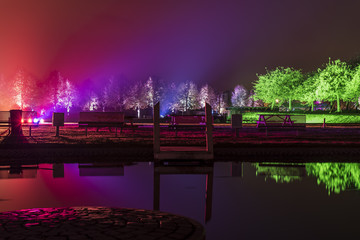 Spielplatz am Wasser beleuchtet