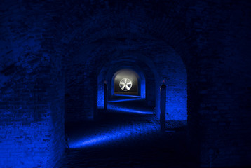 tunnel blau beleuchtet