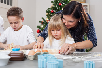 Fototapeta premium family bakes christmas cookies