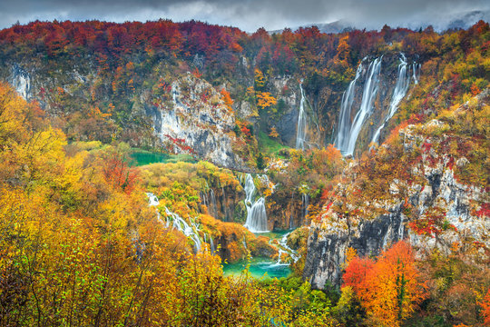 Fototapeta Spectacular autumn landscape with magical waterfalls in Plitvice lakes,Croatia