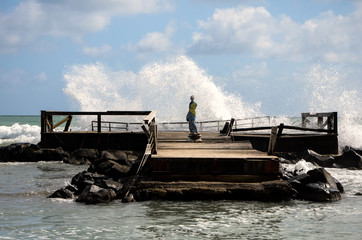 Le onde si infrangono sul pontile di legno dopo la tempesta Lido di Ostia Roma Italia