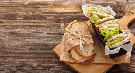 Deurstickers Vers broodje met ham, kaas en sla in bakkersvorm © wideonet