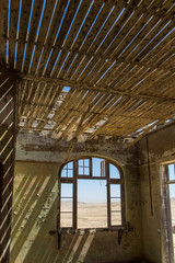 Fototapeta na wymiar Haus in Kolmanskop, Fenster und defektes Dach