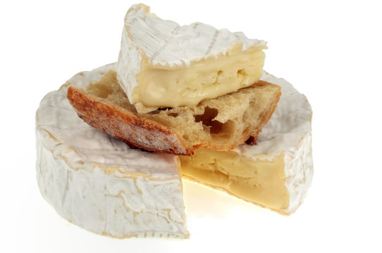 Camembert avec une tartine et un morceau de fromage posé dessus