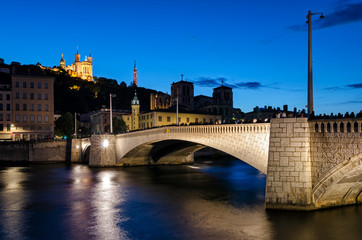 Fototapeta na wymiar Lyon (France) Notre-Dame de Fourviere and pont bonaparte at blue hour