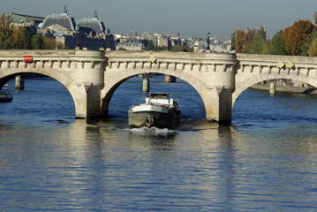 Obraz premium Péniche sous le pont Neuf à Paris, France