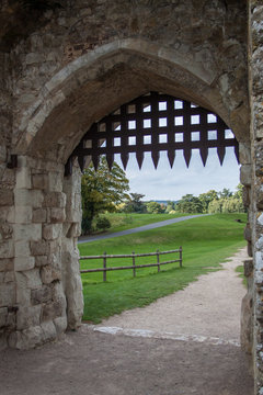 Puerta medieval en el Castillo de Leeds, Maidstone, Kent, Inglaterra