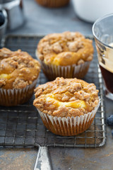 Cheesecake muffins with crumbled topping