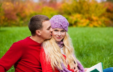 Naklejka premium red sweater, lilac hat, close up, smile, kiss