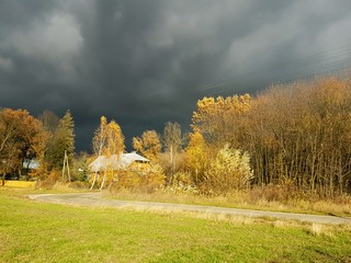 Jesienny krajobraz burza