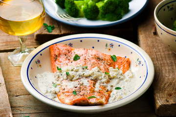 trout fillet  stewed with sauce .