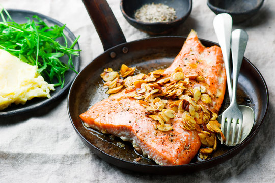 Trout sauted in butter with almonds .