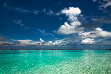 Fototapeta na wymiar Beautiful seascape sea horizon and blue sky in Maldives