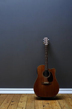 Gitarre lehnt an Wand inm Altbau