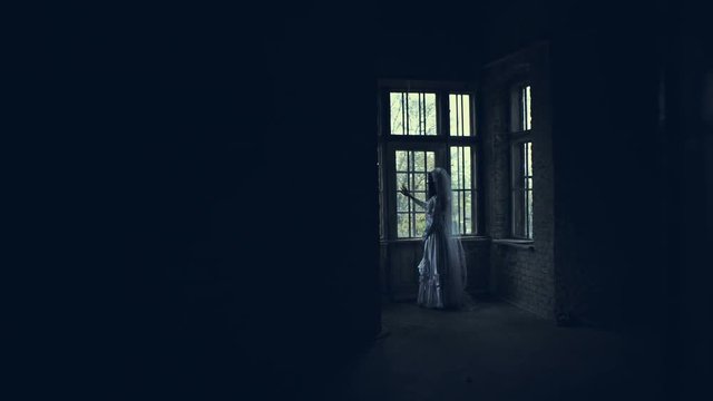 The young lady trapped in mysterious house
