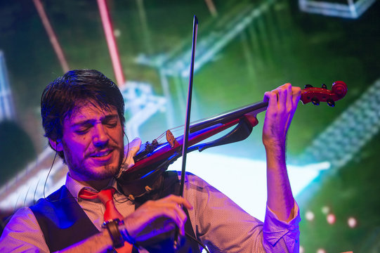violinist playing the electric violin concert