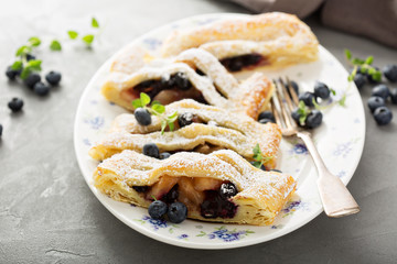 Puff pastry with apple and blueberry