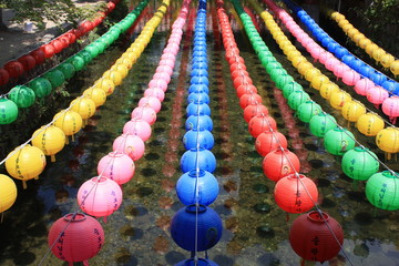 Bunte Lampions &uuml;ber Wasser, S&uuml;dkorea