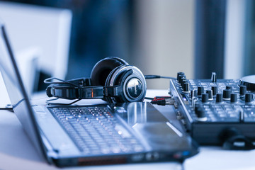 DJ