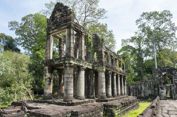 Obraz premium The ruins of Angkor Wat temple Preah Khan (a possible library and the only temple in the complex with circular columns), surrounded by jungle 