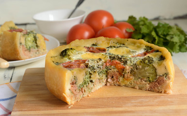 quiche from salmon, spinach and tomatoes