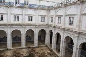 Fototapeta na wymiar Lisbonne, cours intérieure du monastère de saõ vincente de fora