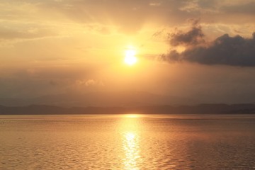 赤く染まる湖と空