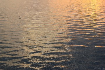 湖の湖面に反射した朝日
