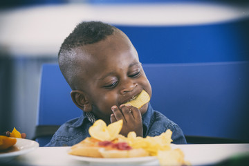 Niño negrito comiendo