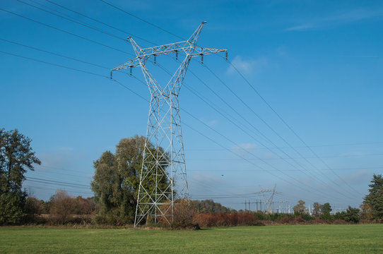 Pylone Haute Tention Ans Un Paysage De Campagne En Automne Avec Ciel Bleu