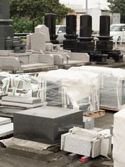 石材工場に並んだ墓石