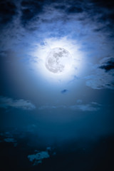 Nachtelijke hemel met wolken en heldere volle maan met glanzend.