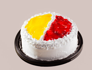 Pastel de fresa y piña en fondo blanco