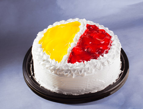 Pastel de fresa y pi&ntilde;a en fondo azul