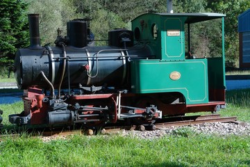 Fototapeta premium Viej máquina de vapor restaurada y expuesta en una zona minera