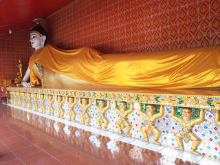 Gold Buddha statue in Watkunchan