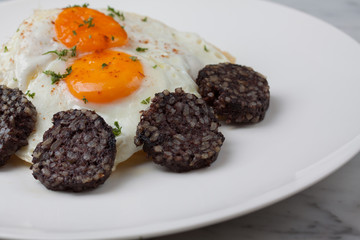 Black pudding sausage and potato chips
