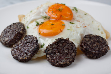 Black pudding sausage and potato chips