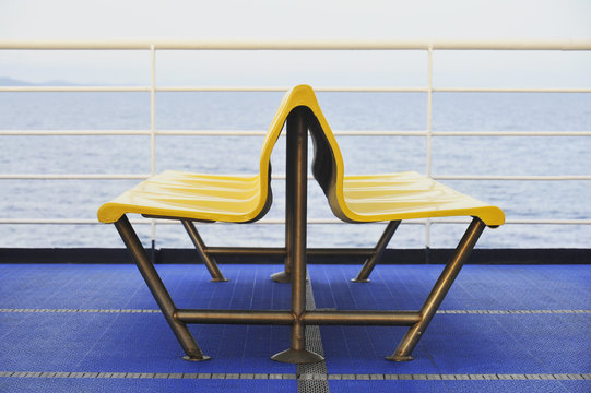 Sitz und Reling auf einem Schiff