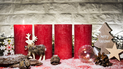 Erster Advent / Weihnachtliche, rote Kerzen mit Weihnachtskugeln