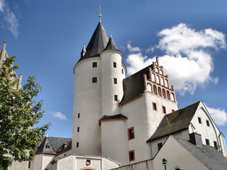 Obraz premium Schloss Schwarzenberg/Teilansicht und Bergfried von Schloss Schwarzenberg im Erzgebirge in Sachsen, sonniger Tag mit blauem Himmel