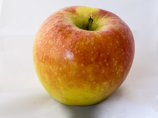 Manzana aislada sobre un fondo blanco