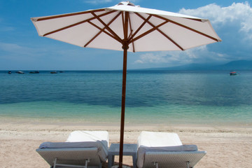 Transats et parasol sur la plage, Gili Air, Indonésie