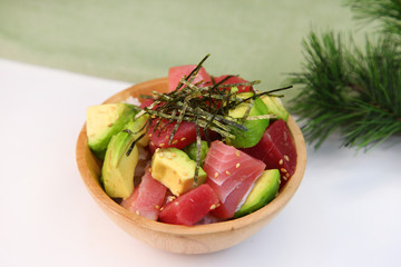まぐろアボカド丼