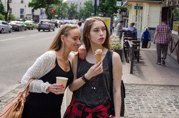 Naklejka premium Two girlfriends are eating icecream